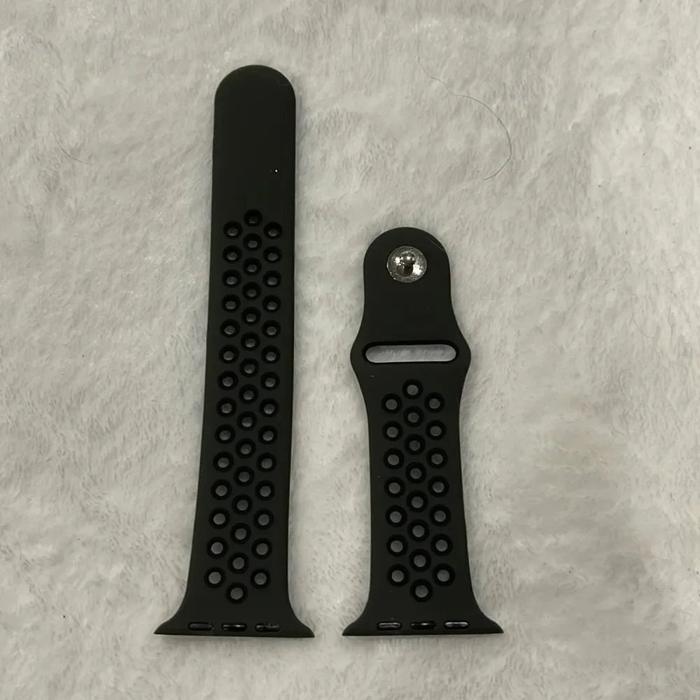 NWOT Apple Watch sports band (42/44)